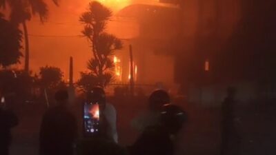 Demo Aksi Solidaritas di Kediri Ricuh, Kendaraan di Polres Dan Gedung DPRD Dibakar