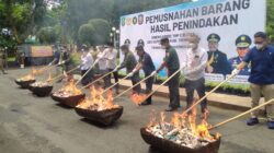 Ribuan Batang Rokok Ilegal Dan Miras Dimusnahkan