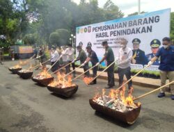 Ribuan Batang Rokok Ilegal Dan Miras Dimusnahkan