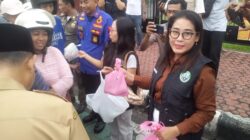 PKL Bunga Alun-Alun Trenggalek Bagikan Ratusan Takjil
