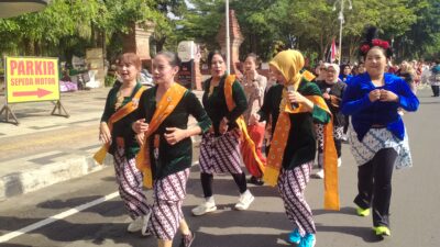 Peringati Hari Kartini, SDN 2 Surodakan Gelar Pawai dan Kartini Run