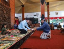 Nyadran Dam Bagong, Wabup Syah Serahkan Seperangkat Alat Penyembelihan Kerbau