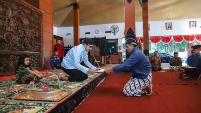 Nyadran Dam Bagong, Wabup Syah Serahkan Seperangkat Alat Penyembelihan Kerbau