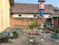 Dari Lahan Kosong Jadi Taman Pangan: KKN UMM Kelompok 149 Tanamkan Kesadaran Sejak Dini